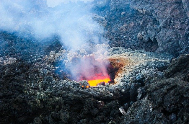 etna vulcano-2111947_640