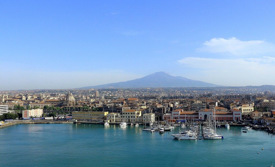 Catania un gioiello incastonato tra le pendici dell’Etna e il Mar Ionio
