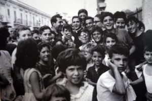 Don-Pino-Puglisi-con-i-ragazzini-del-quartiere-Brancaccio-a-Palermo