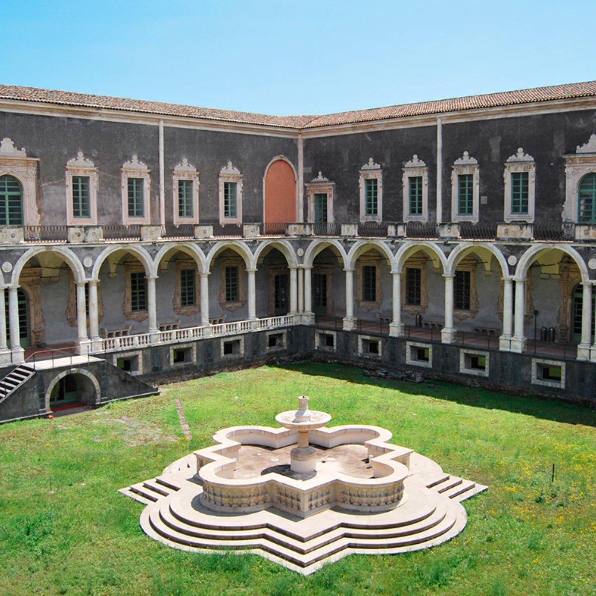 Lo storico Monastero dei Benedettini a Catania
