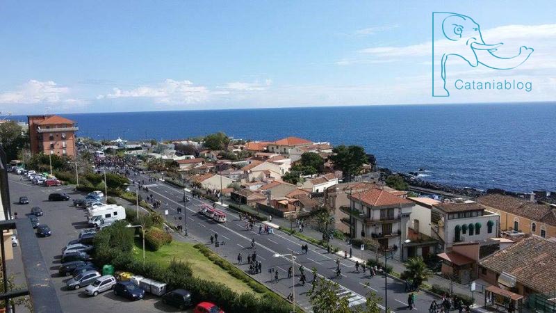 Viale Artale Alagona centro del quartiere Ognina e affaccio sul mare