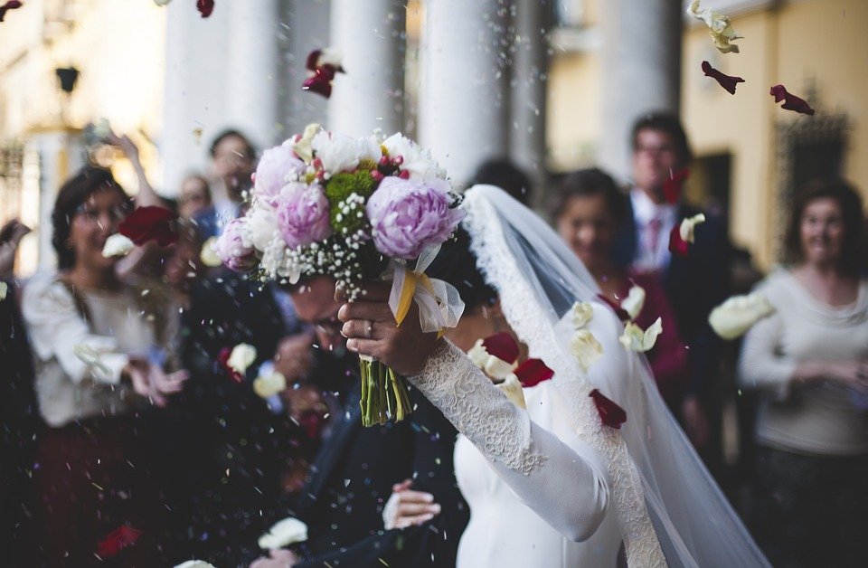 Vestito da sposa e bouquet: come conservali