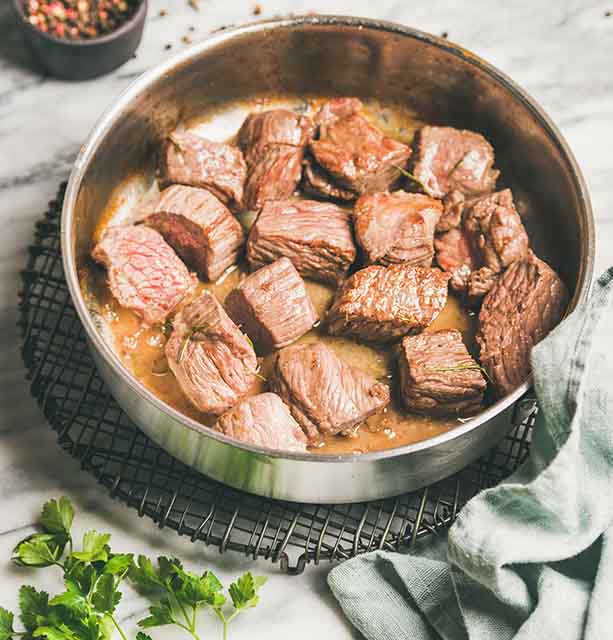 Carne a grassato con patate e piselli