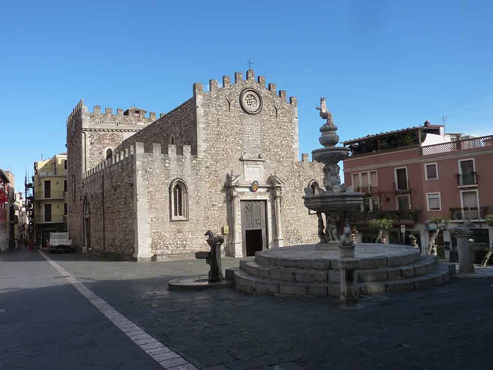 Fontana di Piazza Duomo a Taormina