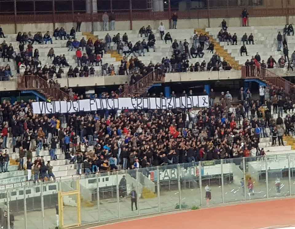 Vigili del fuoco Eroi Nazionali: striscione allo stadio del calcio Catania