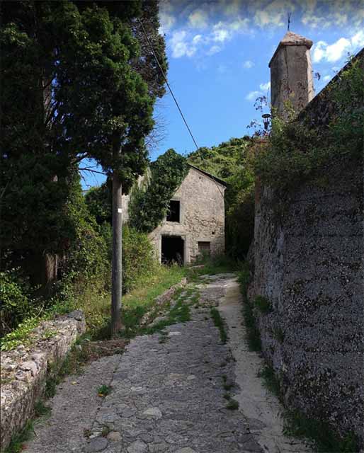 la chiesa di Santa Maria de Scalis di massa san nicola