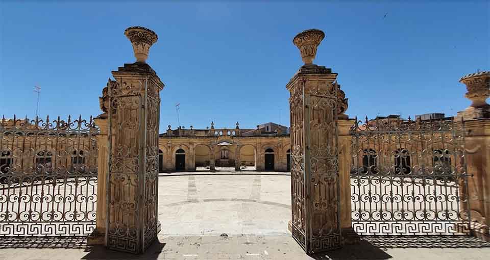 Basilica di Santa Maria Maggiore e antistante Loggiato del Sinatra