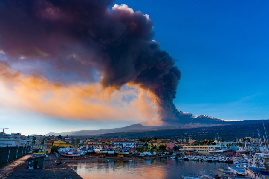 Etna: ancora una spettacolare eruzione e caduta di cenere