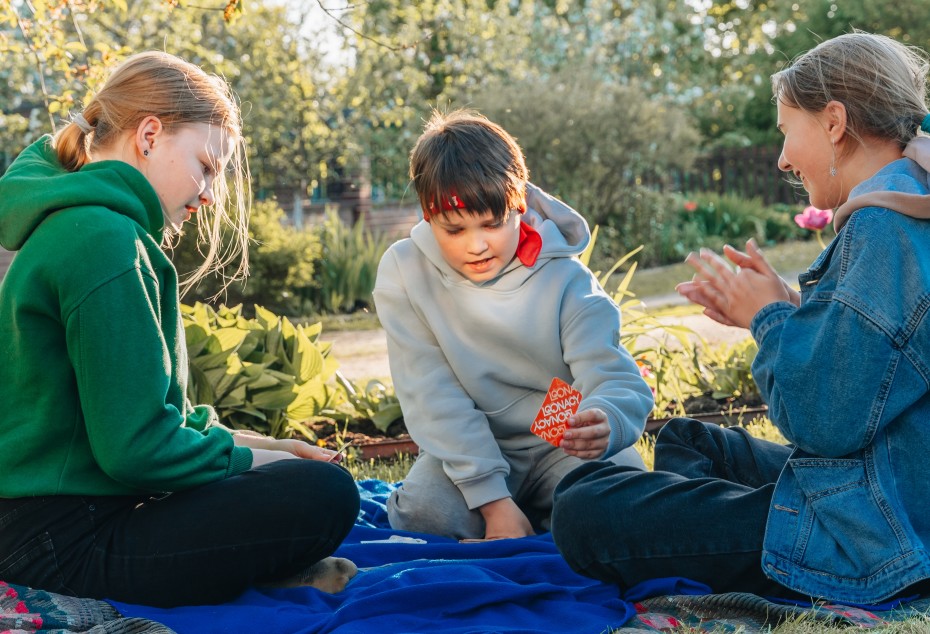 bambini che giocano al parco