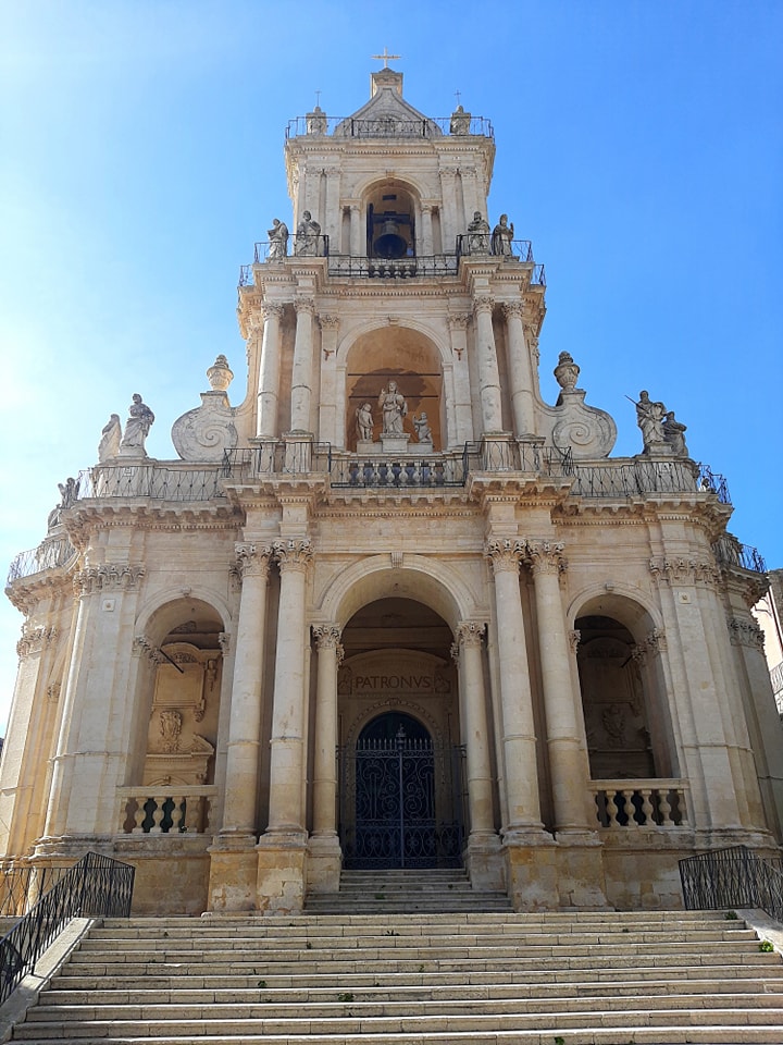Palazzolo Acreide ingresso chiesa