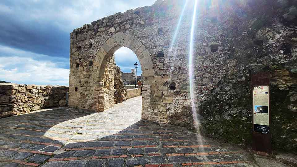Visitare la Porta della città di Savoca
